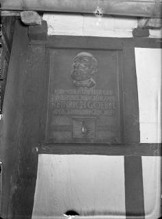 ARH NL Dierssen G 170, Gedenktafel von Heinrich Göbel am "Geburtshaus" (Zum Oberntor 30), Springe, 1949