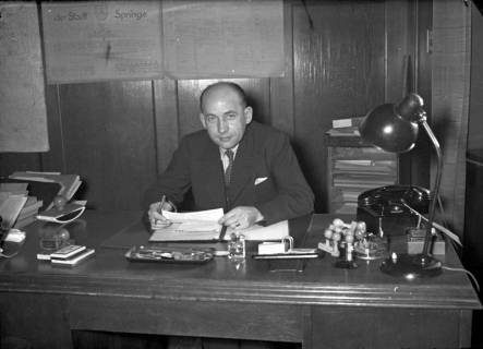 ARH NL Dierssen G 178, Stadtdirektor Dr. Degenhardt am Schreibtisch, Springe, 1949