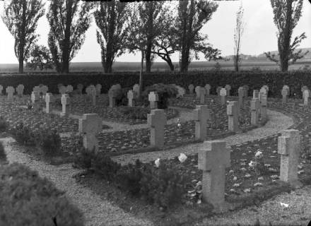 ARH NL Dierssen G 207, Ehrenfriedhof für die Kriegsgefallenen auf dem Stadtfriedhof, Bad Münder, 1949