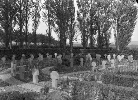 ARH NL Dierssen G 209, Ehrenfriedhof für die Kriegsgefallenen auf dem Stadtfriedhof, Bad Münder, 1949