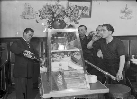 ARH NL Dierssen G 211, Einweihung des Fernfahrerheim Vasse, Hasperde, 1949