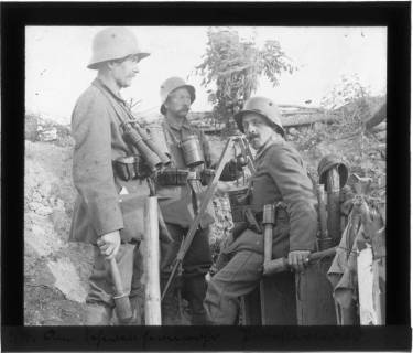 ARH NL Kageler 77, 1. Weltkrieg, Soldaten mit getarntem Scherenfernrohr, Priesterwald (Bois-le-Prêtre), Frankreich, zwischen 1914/1918