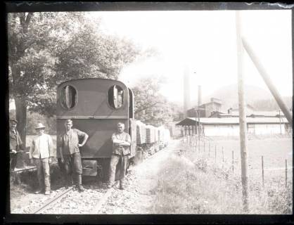 ARH NL Kageler 1145, Lok 2 der Gipsbahn der Firma A.J. Rothschild Söhne vor dem Gipswerk der Firma Brandt am Holeburgweg, Stadtoldendorf, zwischen 1914/1939