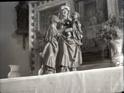 ARH NL Kageler 2111, Holzschnitzfiguren der heiligen Anna, Maria und dem Jesuskind in der Kapelle, Godshorn, 1940
