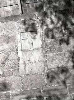 ARH NL Kageler 2146, Gotischer Grabstein von 1438 an der Kirche, Hohenbostel, 1940