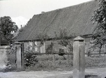 ARH NL Kageler 2277, Blick auf ein Bauernhaus, Göxe, 1940
