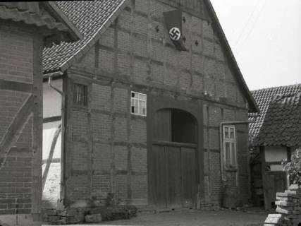 ARH NL Kageler 2283, Bauernhaus mit Hakenkreuz-Fahne, Göxe, 1940