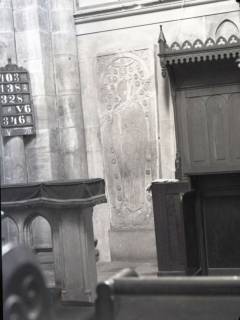 ARH NL Kageler 2344, Romanischer Grabstein des Propstes Bodo in der Klosterkirche St. Marien, Barsinghausen, 1940