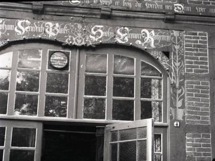 ARH NL Kageler 2439, Sinnbilder (Lebensbaum) an einem Bauernhaustor, Ahlem, 1940