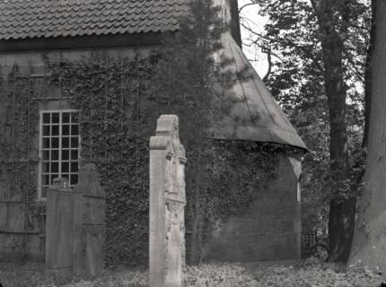 ARH NL Kageler 2477, Grabstein und Apsis der Nikolai-Kirche, Hiddestorf, 1940