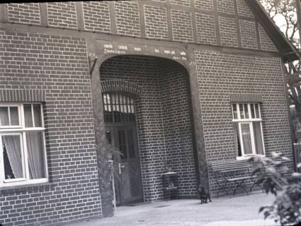 ARH NL Kageler 2566, Sinnbilder (Lebensbaum) an einem Bauernhaustor, Gümmer, 1940