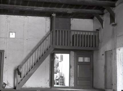 ARH NL Kageler 2748, Treppe mit Galerie in einem Niedersächsischen Bauernhaus, Landringhausen, 1940