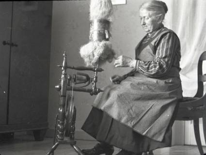 ARH NL Kageler 2804, Frau am Spinnrad, Bredenbeck, 1940