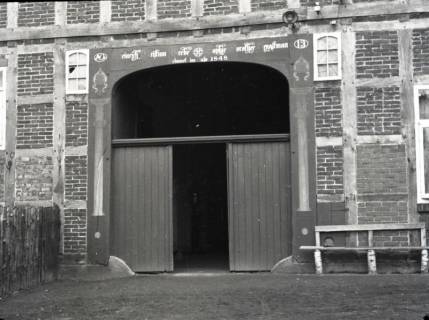 ARH NL Kageler 2821, Säulengeschmücktes Bauernhaustor, Döteberg, 1940