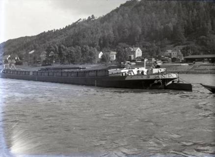 ARH NL Kageler 3218, Schleppkahn auf der Elbe mit dem Kurort Rathen im Hintergrund, Rathen, ohne Datum