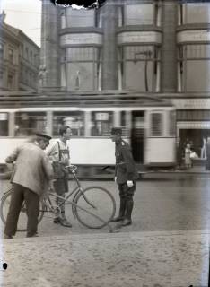 ARH NL Kageler 3235, Straßenszene mit Gendarme, Straßenbahn und Straßenkehrer, Dresden oder Leipzig, ohne Datum