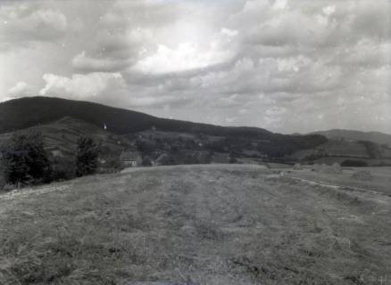 ARH NL Kageler 3252, Blick über ein Feld auf eine Ortschaft und dahinterliegende Hügel, Ort unbekannt, ohne Datum