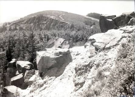ARH NL Kageler 3253, Blick auf Gestein und Hügel, Ort unbekannt, ohne Datum