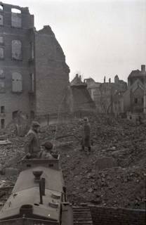 ARH NL Koberg 637, Abbruch einsturzgefährdeter Trümmerruinen am Lister Platz, Hannover, 1946