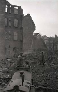 ARH NL Koberg 638, Abbruch einsturzgefährdeter Trümmerruinen am Lister Platz, Hannover, 1946