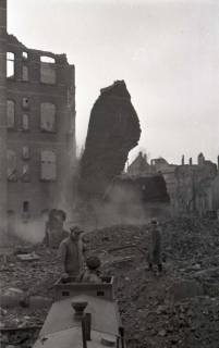 ARH NL Koberg 639, Abbruch einsturzgefährdeter Trümmerruinen am Lister Platz, Hannover, 1946