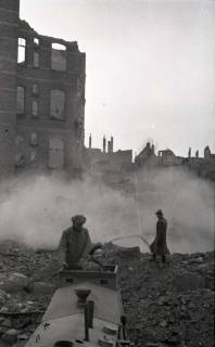 ARH NL Koberg 640, Abbruch einsturzgefährdeter Trümmerruinen am Lister Platz, Hannover, 1946