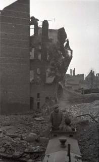ARH NL Koberg 641, Abbruch einsturzgefährdeter Trümmerruinen am Lister Platz, Hannover, 1946