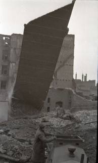 ARH NL Koberg 642, Abbruch einsturzgefährdeter Trümmerruinen am Lister Platz, Hannover, 1946