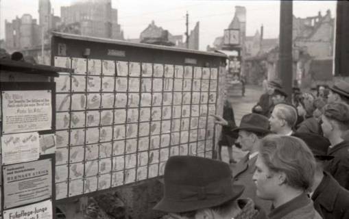 ARH NL Koberg 658, Tausch- bzw. Anschlagtafeln am Steintor, Hannover, 1945