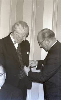 ARH NL Koberg 11609, Verleihung des Bundesverdienstkreuzes, 1963