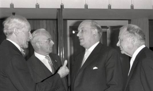ARH NL Koberg 11612, Verleihung des Bundesverdienstkreuzes, 1963