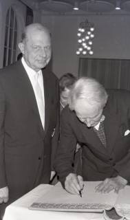 ARH NL Koberg 11619, Verleihung des Bundesverdienstkreuzes, 1963