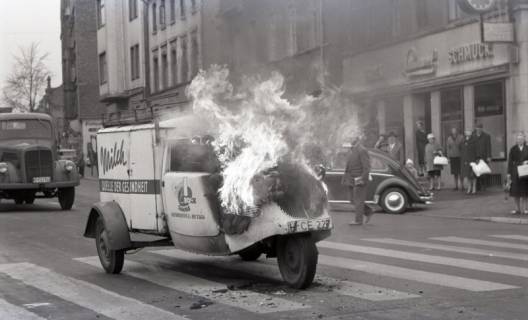 ARH NL Koberg 11633, Brennendes Auto, Hannover, 1962
