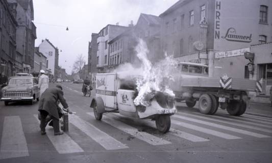 ARH NL Koberg 11636, Brennendes Auto, Hannover, 1962