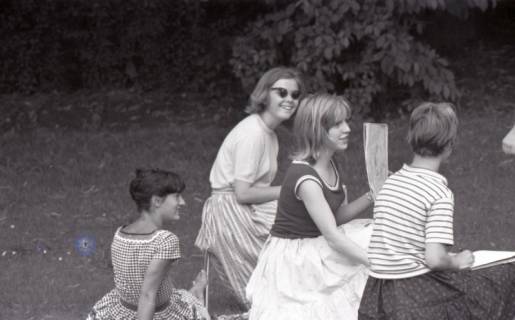 ARH NL Koberg 11641, Malende Mädchenklasse am Maschpark, Hannover, 1962