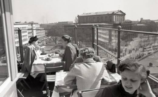 ARH NL Koberg 11675, Dachterrasse mit Blick auf die Oper, Hannover, 1960