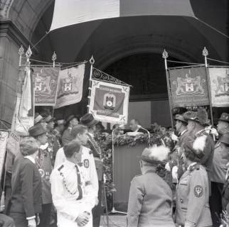 ARH NL Koberg 11956, Rede von Georg Diederichs vor dem Rathaus zum Schützenausmarsch, Hannover, 1963
