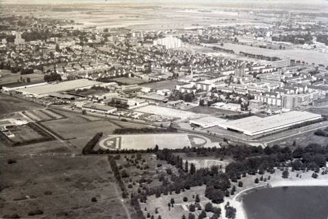 ARH NL Koberg 2757, Stadtansicht mit Sportplatz, Langenhagen, 1976