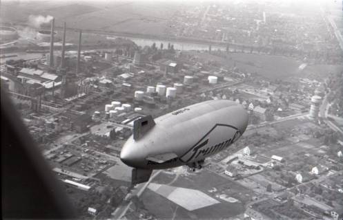 ARH NL Koberg 3366, Luftschiff über dem Misburger Hafen, Misburg, 1961