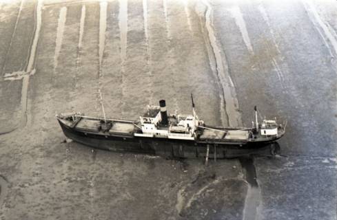 ARH NL Koberg 3497, Aufgelaufener Dampfer an der Unterelbe, bei Otterndorf, 1962