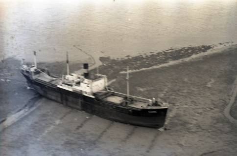 ARH NL Koberg 3508, Aufgelaufener Dampfer an der Unterelbe, bei Otterndorf, 1962