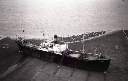ARH NL Koberg 3900, Aufgelaufener Dampfer an der Unterelbe, bei Otterndorf, 1962