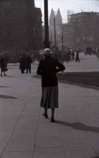 ARH NL Koberg 393, Personen auf dem Ernst-August-Platz, Hannover, zwischen 1948/1949