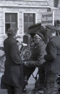 ARH NL Koberg 394, Dienstmänner auf dem Ernst-August-Platz, Hannover, zwischen 1948/1949