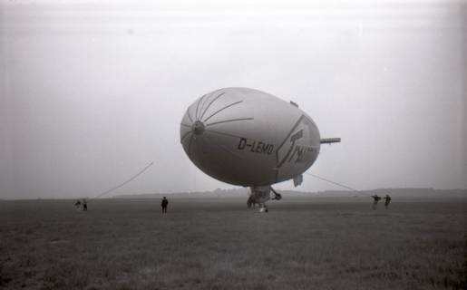 ARH NL Koberg 4149, Luftschiff landet auf einem Feld, Hannover, 1961