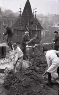 ARH NL Koberg 421, Lehrer und Studenten räumen die Kunstgewerbeschule von Schutt frei, Hannover, wohl 1946