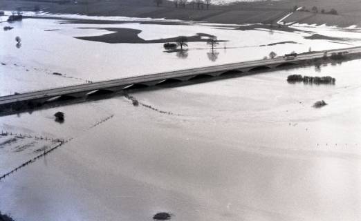 ARH NL Koberg 4355, Hochwasser der Leine, Brückenbauwerk Autobahn 2 zwischen Garbsen und Gümmer, 1960