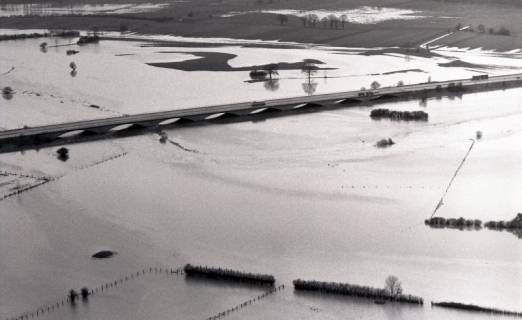 ARH NL Koberg 4356, Hochwasser der Leine, Brückenbauwerk Autobahn 2 zwischen Garbsen und Gümmer, 1960