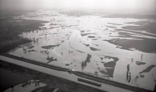 ARH NL Koberg 4438, Hochwasser der Leine an der Kanalkreuzung, Seelze/Lohnde, 1960