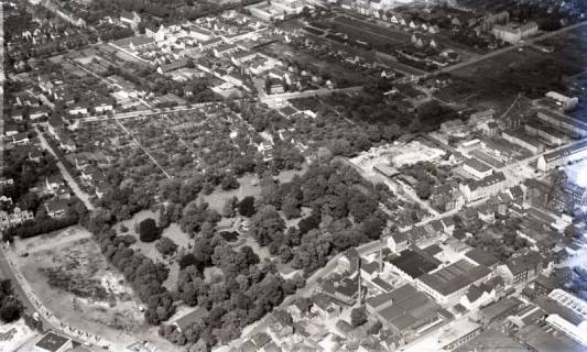 ARH NL Koberg 4586, Stadtpark mit Schützenplatz (rechts unten verläuft die Woltorfer Straße), Peine, 1960